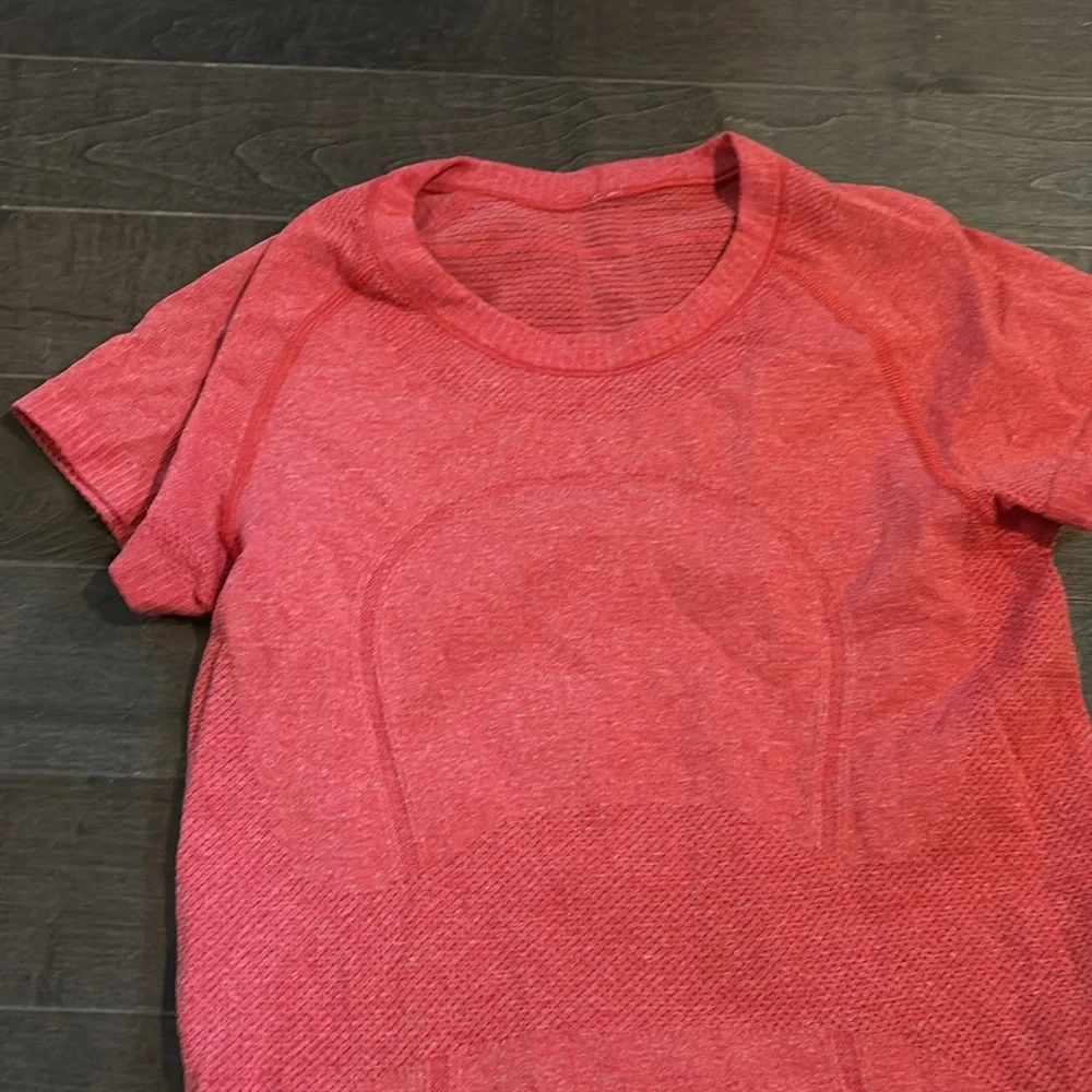 Lululemon short sleeve tech shirt, hip length. size 4
